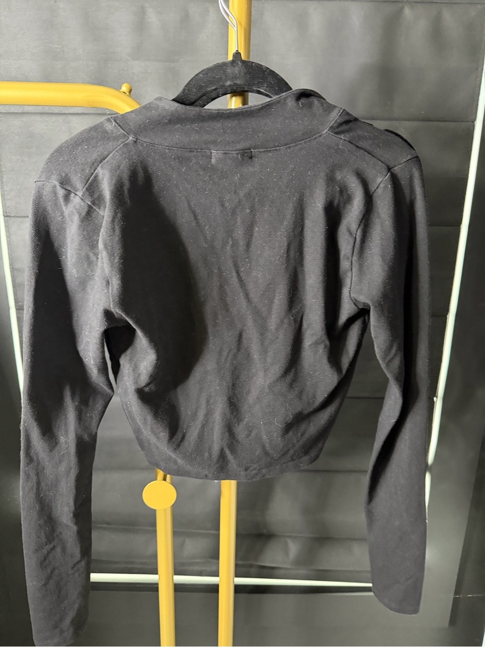 Good American Black Long-Sleeve Twist Front Crop Top - Picture 2 of 3